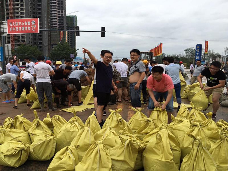 2016年7月20日，集團公司組織員工參與“安陽7·19特大洪水”搶險救災(zāi)工作。